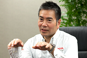 インタビューに答える永井洋治 トヨタ自動車 スーパーフォーミュラ プロジェクトリーダー