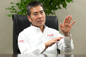 インタビューに答えるトヨタ自動車 スーパーフォーミュラ プロジェクトリーダー 永井洋治