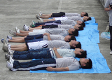 走行前のウォーミングアップ風景　この最中は、たいてい音楽が流れています