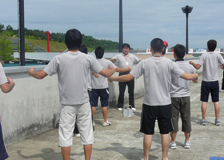 走行前のウォーミングアップ風景　この最中は、たいてい音楽が流れています