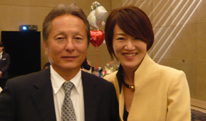 乾杯の音頭を取ったのは、2002年に石浦君ではなく一貴君を選んだ張本人（笑）関谷校長と見事な司会を務めた校長自慢の奥様葉子さん