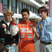 フォーミュラルノーで参戦したマカオで、のちに同じ舞台で戦うニコ･ロズベルグ選手、ネルソン･ピケJr選手と「 F1 ドライバー 2 世」繋がりで取材を受ける一貴君