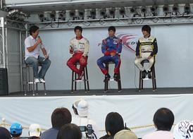 12:00からのトークショー出演のため、11:40に集合します