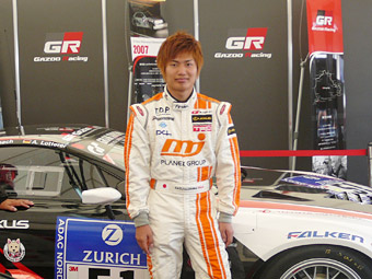 和也君は、ニュル24時間のLF-Aと一緒にファンとの記念撮影