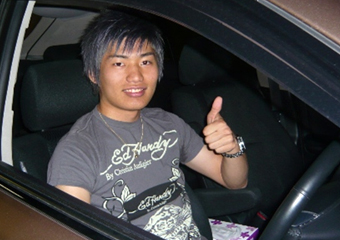 都内某所での待ち合わせに自家用車で登場しました。 心なしか目の奥が暗い様な・・・