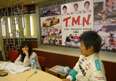 初の本番前ですが、結構リラックスしていました。MC の朝倉えりかちゃんとは共通の友人（和也君の高校の同級生）の話題などで盛り上がっていました。