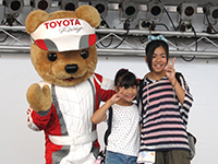 人気キャラクター「くま吉」もトヨタ・レーシングブースに登場