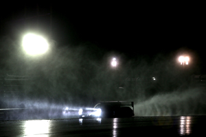 雨の中、夜間走行を行うTS040 HYBRID 8号車