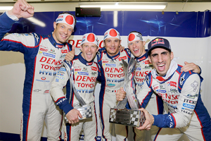 ワールドチャンピオン獲得を喜ぶトヨタ・レーシングのドライバーたち