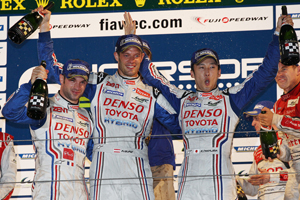 表彰台の中央で喜ぶ中嶋一貴、アレックス・ブルツ、ニコラス・ラピエール