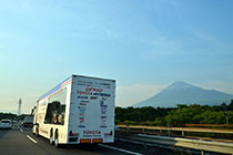 富士山をバックに走行するル・マンキャラバントラック