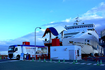 函館港に到着するル・マンキャラバントラック