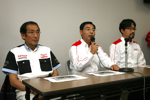 2007年の十勝24時間レースの記者会見に臨む村田久武（写真右）