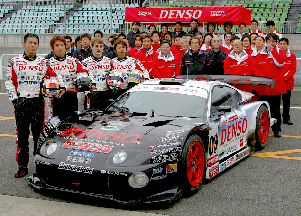 ハイブリッド車として十勝24時間レースの優勝を飾り世界初の快挙を達成したTOYOTA SUPRA HV-R。当時のドライバー、エンジニア、メカニックとともに