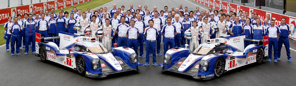 2台の2013年型TS030 HYBRIDとドライバー、チームのスタッフの集合写真。90回目のル・マン24時間レースが開催されるサルト・サーキットにて