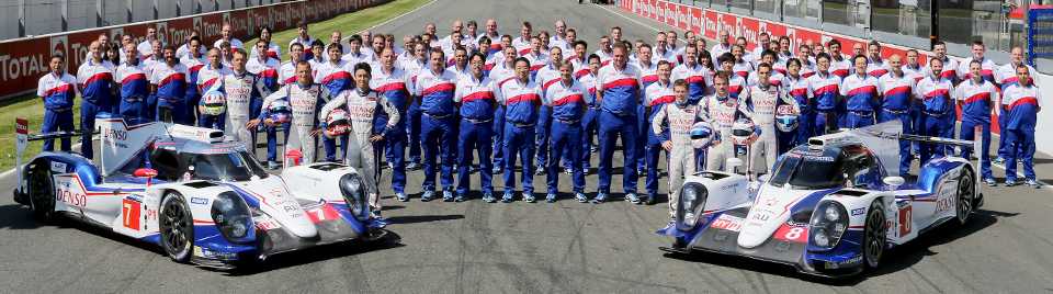 2台のTS040 HYBRIDとドライバー、チームのスタッフの集合写真。ル・マン24時間レースが開催されるサルト・サーキットにて