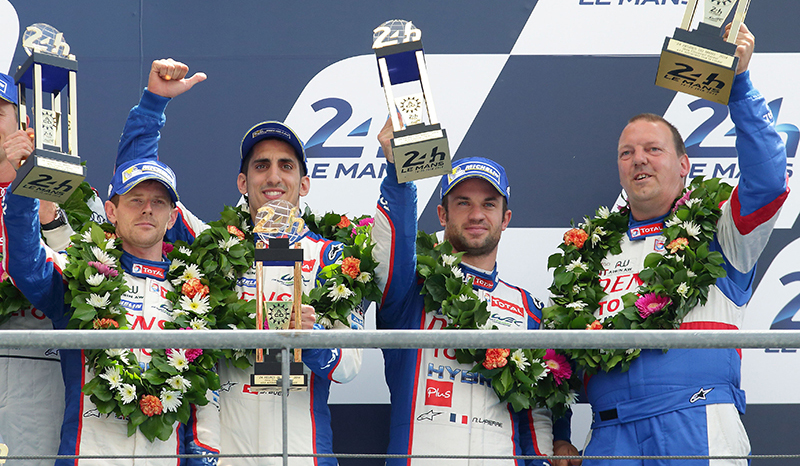 2014年のル・マン24時間レースで3位表彰台に上るアンソニー・デビッドソン、セバスチャン・ブエミ、ニコラス・ラピエール