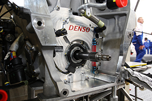 エンジンとギアボックスの間、アルミ合金製ミッションケースに内蔵されたデンソー製モーター