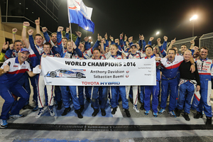 WEC 2014年 ドライバーズチャンピオンを獲得を喜ぶトヨタ・レーシングの面々