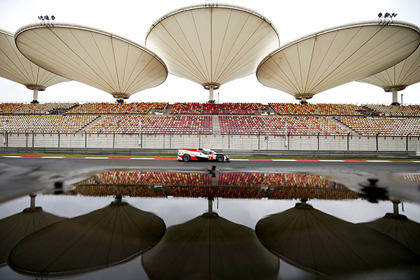 TS050 HYBRID #7 running on the Shanghai International circuit in the rain