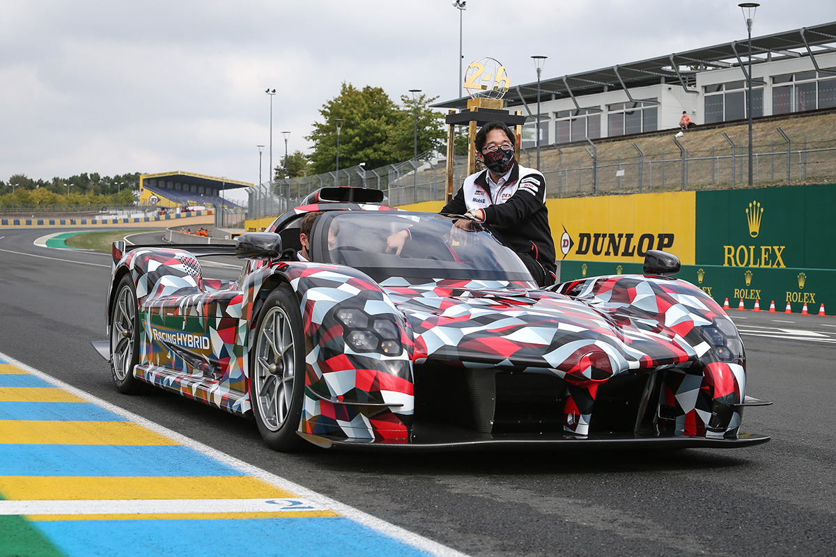 Participate in a ceremony to return the Le Mans Trophy for this year's race