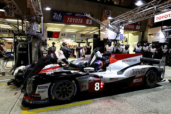 TS050 HYBRID #8 in pit stop