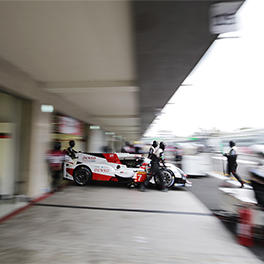 Three mechanics are carrying the TS050 HYBRID the pit lane