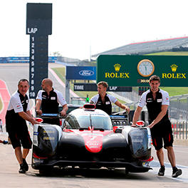 The mechanics are carrying the TS050 HYBRID #7 at the pitlane of the Circuit of the Americas