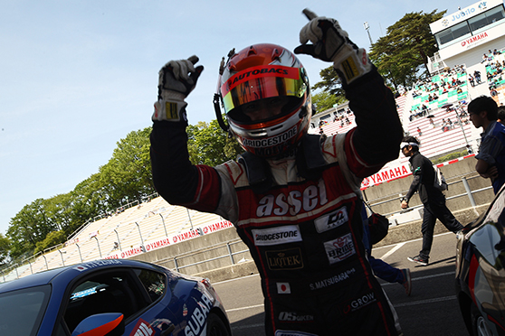 No128松原怜史選手は今シーズン3戦目で早くも2勝を飾ることになった。