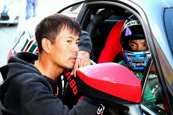 ドライバーの谷口信輝選手からの指名でチーフエンジニアとして参画している牧田氏。ドライバーとして活躍した経験も持ち、的確な戦略とセッティングを引き出せるエンジニアだという