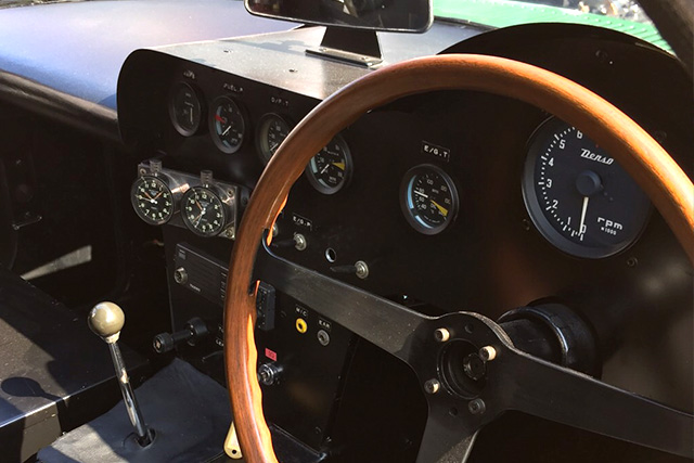 大きなタコメーターがついているインパネ