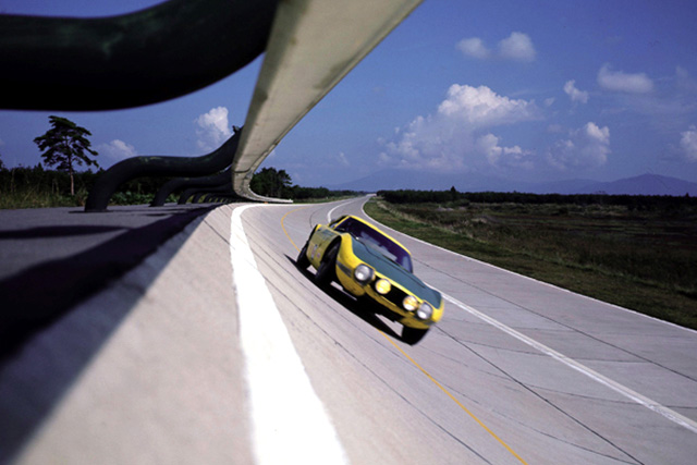 バンクでのコーナリング中は前を見ずガードレールを見て走ったという