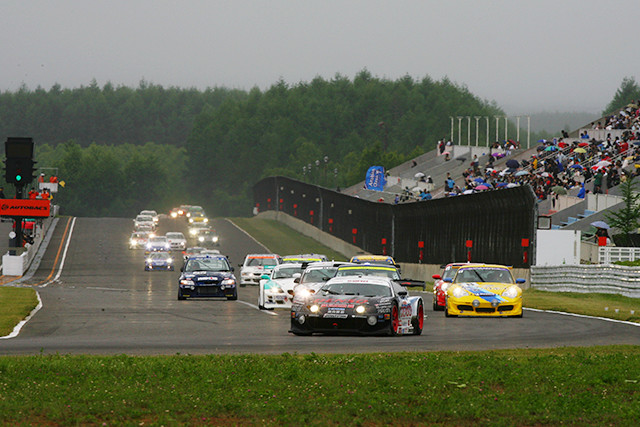 スーパー耐久マシンの中GT500マシンでの参戦だった。予選を制し、決勝もトップを快走した