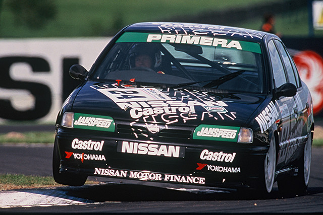 1993年のBTCCドニントンパーク。もっとも熱いとされていた英国では、コース外といえども、走れる所を走るのは当たり前のことだった。