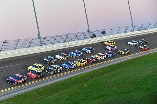 超高速域で戦うNASCARは、ドラフティング(=スリップストリーム)が勝敗に影響する。だから、軽はずみに前を抜かずに様子を伺う。マススタートに酷似している。