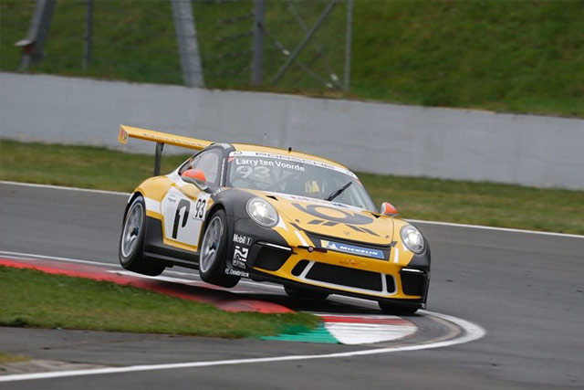 世界を代表するスポーツカー「ポルシェ911カレラ」でレースをする贅沢。