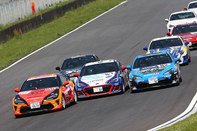 86/BRZ Race。マシン性能はほぼイコールだ。ただタイヤ銘柄は異なる。ヨコハマ、ブリヂストン、グッドイヤー、ダンロップ。タイヤメーカーの勝負でもある。