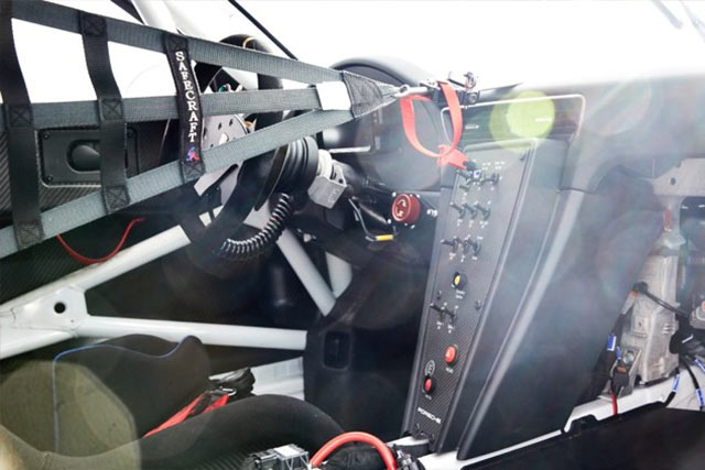 ドイツから空輸され、通関を受けたその足でレースに勝つこともできる。完璧に設えられている。