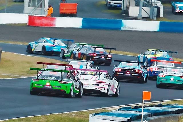 ワンメイクレースでのセッティング幅は極めて狭い。セッティング能力も含めてドライバーの実力である。