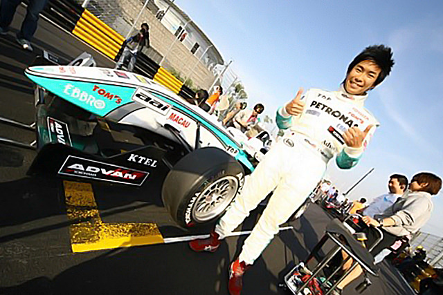 井口卓人や蒲生尚弥などは、ペトロナスのパックアップを受けてトップドライバーに巣立っていった。