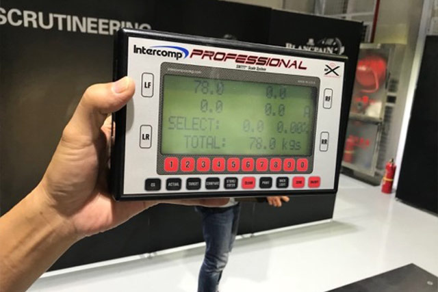すべての装備品を含めて78.0kg。基準は75kgだから、3kgのウエイトをおろすことが許された。日頃の不摂生が有利に働いたわけだ。