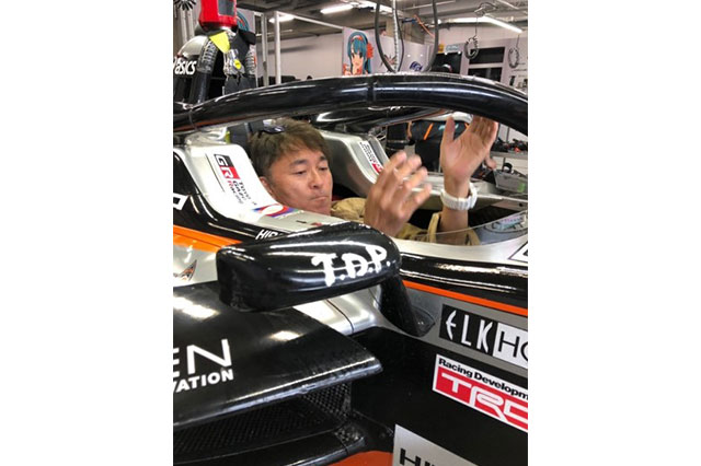 乗り込みは、両腕を折り畳んで肘からバスタブに潜り込む要領だ。