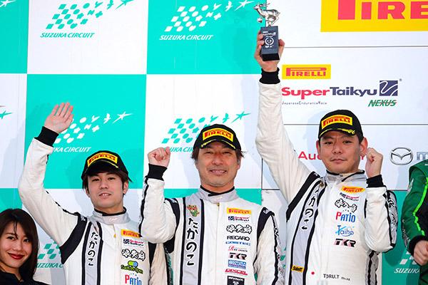 スーパー耐久 開幕戦 鈴鹿で2位表彰台を獲得した田中徹選手、田中哲也選手、佐藤公哉選手