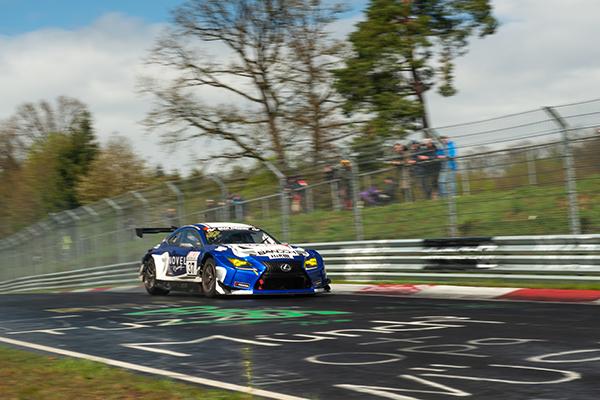 ニュルブルクリンクを走行するBandoh Racing with Novel RacingのLEXUS RC F GT3 37号車