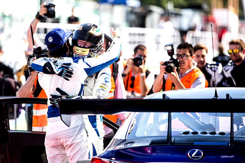開幕戦のレース1で勝利したEmil Frey Lexus RacingのLEXUS RC F GT3（アルベルト・コスタ／フィリップ・フローメンマイヤー組）