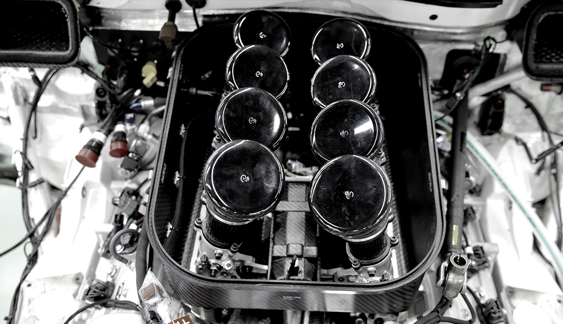 8連スロットルがレースカーらしい迫力を醸し出すRC F GT3専用のV8エンジン