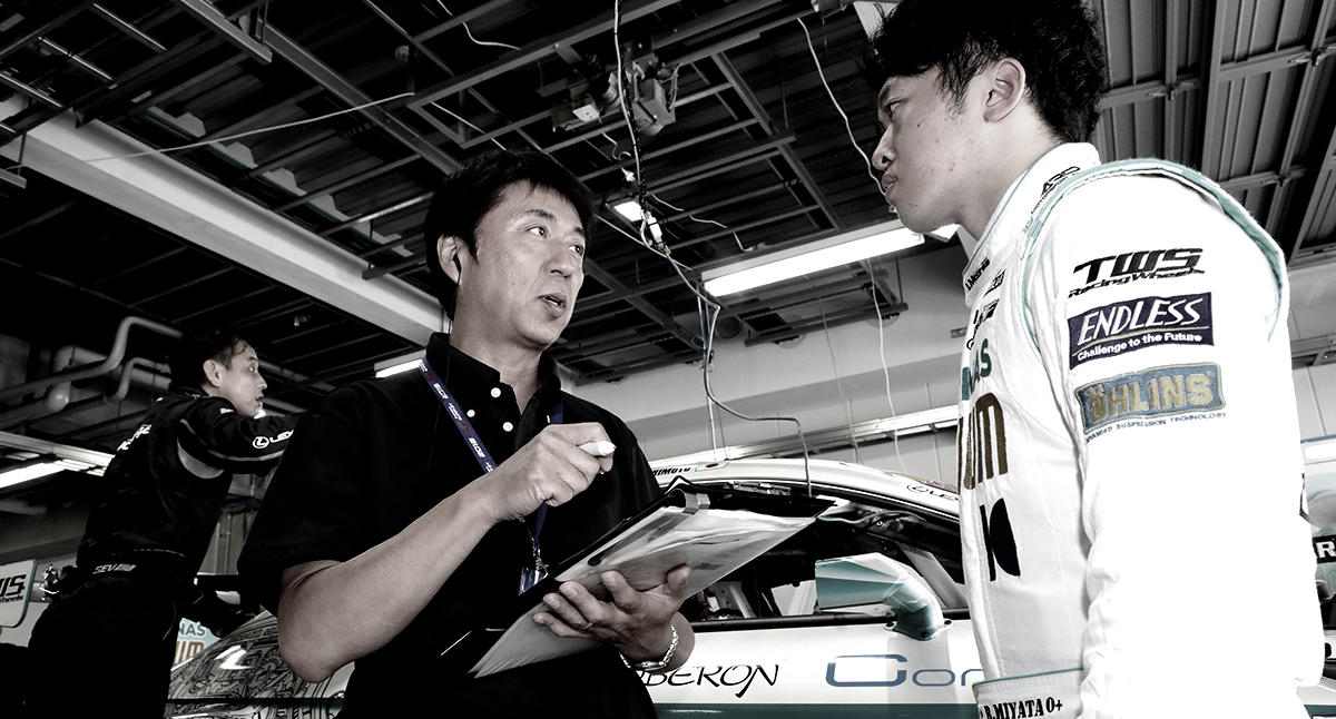SUPER GT GT300クラスでLEXUS RC F GT3をドライブする宮田莉朋から意見を聴くTRDエンジニア