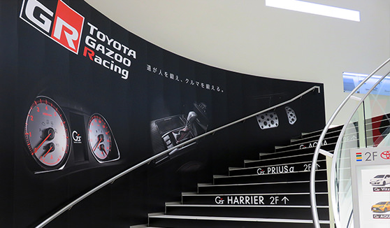 特別展示の期間内は、ショールームの至る所にTOYOTA GAZOO Racingの世界観やブランドイメージをデザインした内装に統一しています。