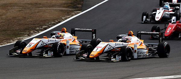 2017年全日本F3選手権に参戦するカローラ中京 Kuo TEAM TOM'Sの坪井翔（右）と宮田莉朋（左）