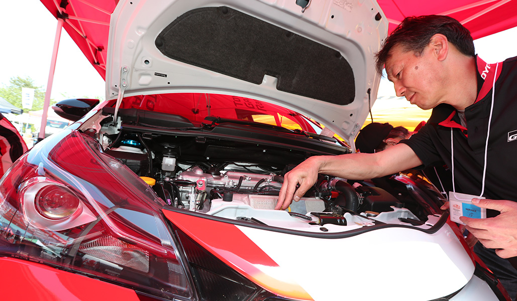 TGR Vitz GRMN Rallyのベース車両を開発した佐々木も自ら車両をチェック